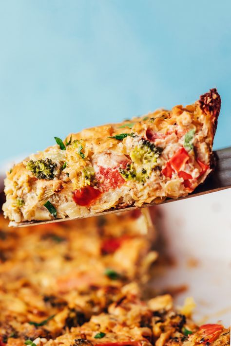 Slice of our easy vegan tofu quiche with roasted vegetables Tofu Quiche, Quiche Vegan, Vegan Quiche, Vegetable Slice, Vegan Tofu, Minimalist Baker, Hash Brown, Vegan Breakfast, Vegan Eating