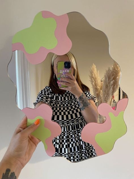 Mirror Painting Ideas, Acrylic Installation, Blob Mirror, Blob Mirrors, Spiegel Diy, Funky Mirrors, Painted Mirror Art, Mirror Drawings, Cricut Business