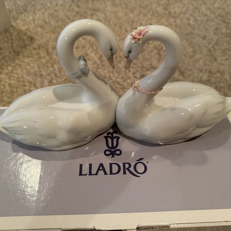 Timeless And Absolutely Gorgeous Lladro Endless Swan Figurine. The Detailed Beauty On This Piece Is Amazing As The Long Necks Of The Swans Form A Heart. Brand New, Never Displayed And In Original Box. Received As A Gift. Swan Statue, Love Swans, Ceramic Swan, Swan Figurine, Heart Brand, Nails Colors, Small Sculptures, Soft Feminine, Victorian Lady