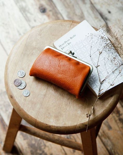 Leather Goods Photography, Caffe Design, Instagram Ads Ideas, Photography Set Up, Flat Lay Inspiration, Pc Photo, Photography Bags, Fashion Accessories Photography, Craft Photography