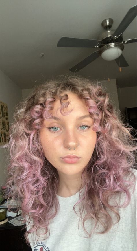 Dye Curly Hair Ideas, Underdye Hair Brown, Hair Dye Curly Hair, Dye Curly Hair, Curly Hair White Girl, Purple Curly Hair, Pink Curly Hair, Underdye Hair, Hair Dyed Underneath