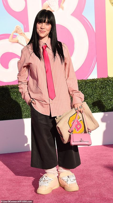 Barbie Premiere Billie Eilish, Billie Eilish Full Body Photo, Billie Eilish Barbie Premier, Billie Eilish Standing, Billie Eilish Iconic Outfits, Ryan Gosling Barbie Premiere, Billie Eilish What Was I Made For, Billie Eilish Full Body Pics, What Was I Made For Billie Eilish