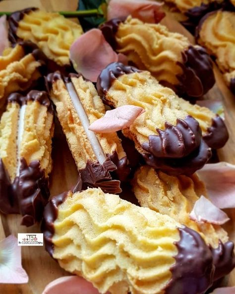 Melting Moments recipe by Thecooksisterblog Melting Moments Recipe, Melting Moments Biscuits, Eid Biscuits, Eid Table, Melting Moments Cookies, Rosemary Shortbread, Halaal Recipes, Plated Food, Cape Malay