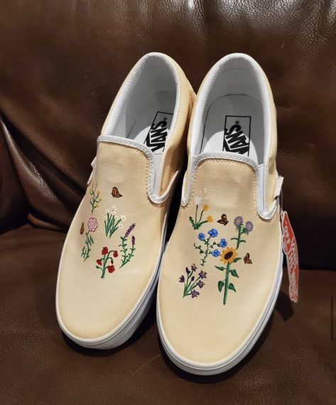 Cute Painted Shoes Ideas Easy, Shoe Embroidery Ideas Vans, Vans Embroidery Slip On, Embroidery Slip On Shoes, Van Painting Ideas Shoes, Diy Vans Paint, Vans Painting Ideas, Painted Vans Diy Easy, Painted White Vans