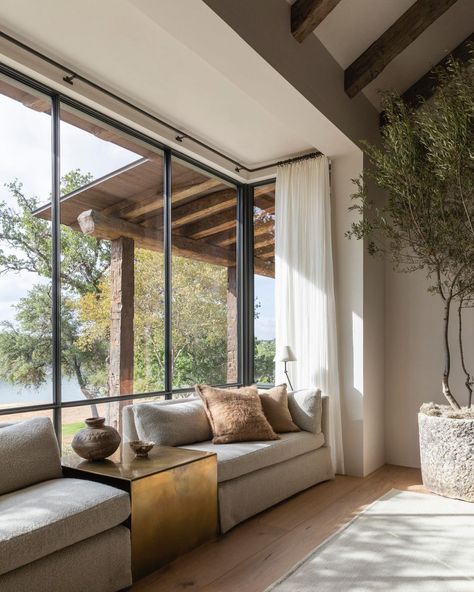 Belgian minimal modern style in a lakehouse with design by Marie Flanigan. Photo: Julie Soefer Marie Flanigan Interiors, Marie Flanigan, House Mediterranean, Ranch House Designs, Lake Travis, Hello Lovely, Shabby Chic Homes, Traditional Interior, Sustainable Home