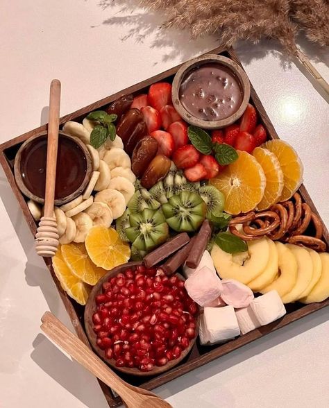 Ramadan Recipes Iftar, Fruit Platter Designs, Amazing Food Decoration, Catering Ideas Food, Sleepover Food, Party Food Platters, Food Photography Tips, Delicacy Food, Healthy Food Motivation