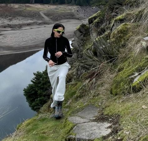 Winter Hiking Outfit Women, Trail Aesthetic, Swag Women, Wander Outfit, Trekking Outfit, Muslim Outfit, Nature Outfits, Cute Hiking Outfit, Hiking Fits