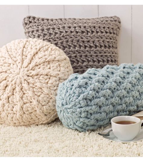 Cozy & Pretty Crochet Pillows: free crochet patterns Crocheted Pillows, Confection Au Crochet, Crochet Pillow Pattern, Knitted Cushions, Bantal Sofa, Easy Crochet Projects, Crochet Pillows, Crochet Simple, Crochet Fun