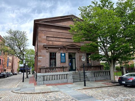 The New Bedford Whaling National Historical Park is located in the charming district of Fairhaven, Massachusetts, USA. This district is known for its rich history and is home to numerous museums and attractions that highlight the town’s 19th-century whaling heritage. One of the must-visit museums in the Fairhaven district is the New Bedford Whaling Museum. Fairhaven Massachusetts, Boston Vacation, Boston Museums, New Bedford, Connecticut, Massachusetts, 19th Century, Boston, National Parks