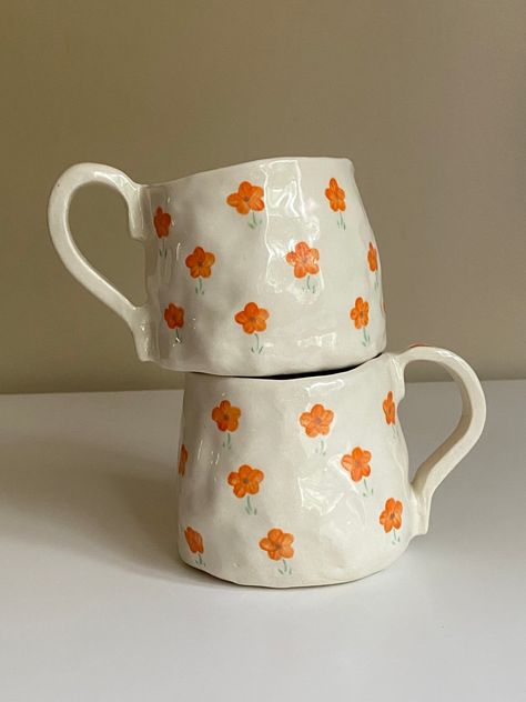 Autumn Mug Aesthetic, Fall Coffee Mugs Diy, Ceramics Painting Mug, Fall Mug Painting Ideas, Fall Ceramic Ideas, Fall Pottery Painting Ideas, Handmade Ceramic Mug, Ceramic Pumpkin Painting Ideas, Fall Pottery Ideas