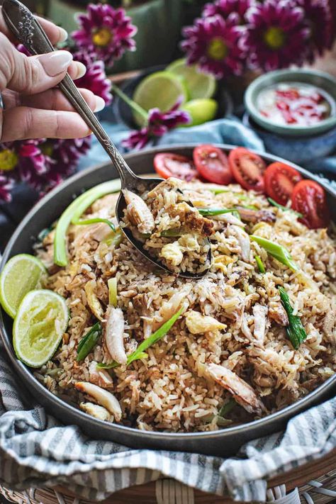 Try this delicious and easy Thai crab fried rice recipe! Made with jasmine rice, succulent crab meat, and flavorful sauces, it's a popular dish in Thailand. Cooked to perfection in a wok, this fried rice is simple yet incredibly tasty. #crabfriedrice #thaicrabfriedrice #thaifriedrice #seafoodfriedrice #thaicrabfriedricerecipe #Khaopadbuu #khaopad #thaifriedricecrab #friedrice Thai Crab Fried Rice, Easy Crab Meat Recipes, Crab Fried Rice Recipe, Crab Appetizers, Crab Fried Rice, Maryland Crab Soup, Curry Fried Rice, Crab Appetizer, Crab Fries