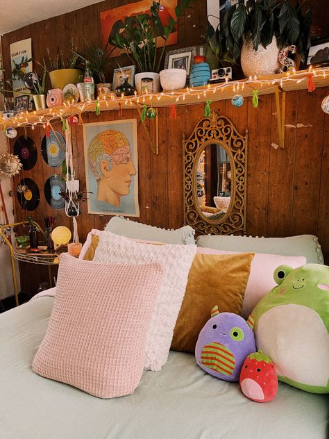 college girls bedroom with eclectic decor College Girl Bedrooms, Teenage Girl Aesthetic, Teen Girls Bedroom, Artistic Room, Future Bedroom, Mcm House, Kid Rooms, Eclectic Bedroom, House Bedroom