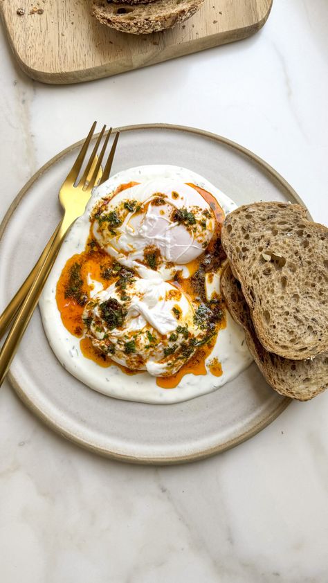 Çilbir (Turkish Eggs): For a Flavourful Breakfast - Cooking with Zahra Saudi Arabia Breakfast, Cilbir Recipe, Labneh Breakfast, Egyptian Breakfast, Bulgarian Yogurt, Luxurious Breakfast, Egg Whites Wrap, Turkish Eggs, Mediterranean Breakfast