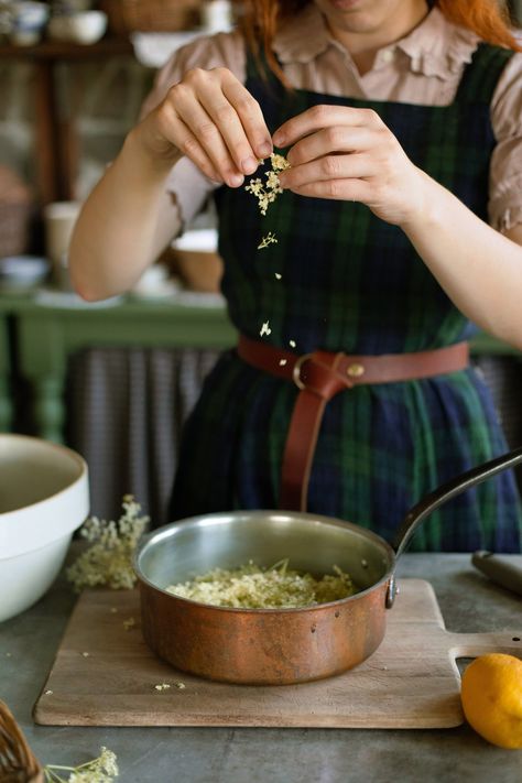 How to Make Simple Elderflower Cordial: Summer Preserving Recipe Cordial Recipe, Thanksgiving Vegetables, Sandwich Sauces, Elderflower Cordial, Bread Appetizers, Urban Homesteading, Campfire Cooking, Tin Roof, Make Ice Cream