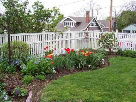 Front Yard Shade Ideas, Front Walkway Ideas Diy, Front House Fence Ideas, Home Fence Ideas, Front Yard Fencing, Vinyl Fence Landscaping, Front Yard Fence Ideas, Front Walkway Landscaping, Vinyl Picket Fence