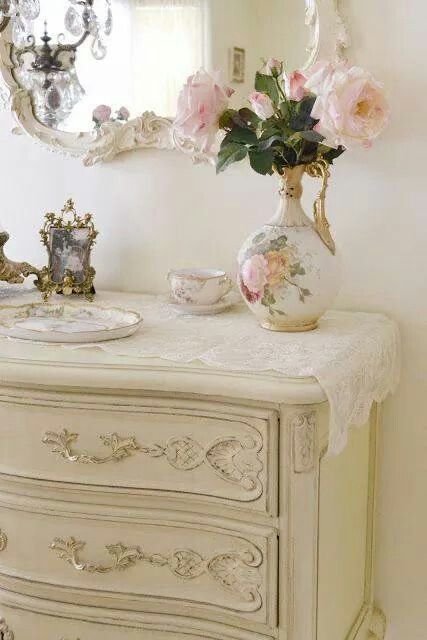 Lovely Shabby Chic Flowers, Shabby Chic Dresser, Casa Vintage, Shabby Chic Bathroom, Shabby Chic Bedroom, Shabby Chic Crafts, Shabby Chic Bedrooms, Chic Bathrooms, Style Deco