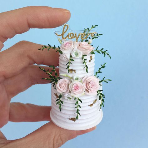 Cake And Bouquet, Dollhouse Bakery, Mini Bolo, Tiny Cakes, Miniature Stuff, Barbie Miniatures, Barbie Food, Miniature Bakery, Mini Dessert