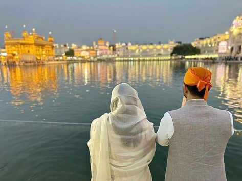 Parineeti Chopra and Raghav Chadha, who are all set to tie the knot, recently visited the Golden Temple in Amritsar. The soon-to-be married couple was spotted seeking blessings at the The post THIS video of Parineeti Chopra & fiancé Raghav Chadha is winning over the internet – WATCH appeared first on Bollywood Bubble. Raghav Chadha, Princess Stories, Parineeti Chopra, Golden Temple, Engagement Ceremony, Manish Malhotra, Amritsar, Tie The Knot, Getting Engaged