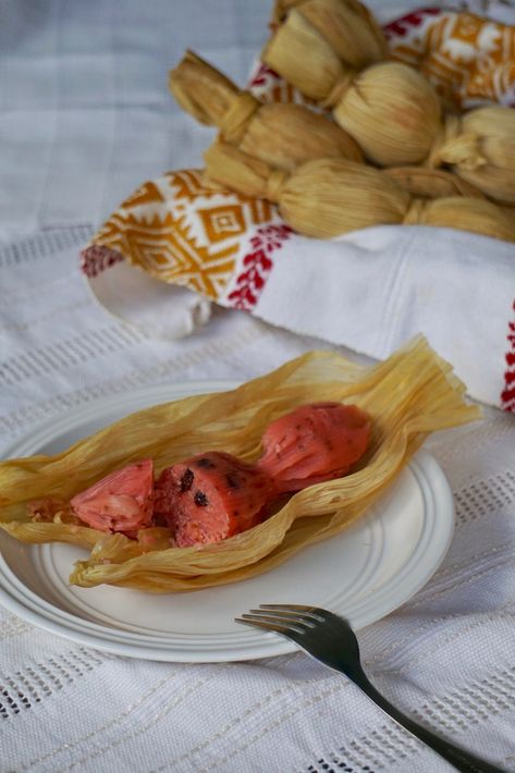 tamal de cambray Guatemala Tamales Guatemaltecos, Recipe For Tamales, Guatemalan Tamales, How To Reheat Tamales, Dessert Tamales, Guatemalan Desserts, Easy Tamales Recipe, Guatemalan Food, Easy Tamales