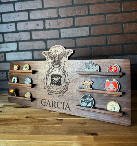 Get your Custom Military Gifts— unique with your own style in mind. 🫵🏽 Shadow Boxes | Desk Cases | Plaques • DM to get your today 📨 • EAS | PCS | Retirement | …just because 🍂 WWW.OAKPLACE.COM #Marines #Navy #Army #AirForce #CoastGuard Army Shadow Box Ideas, Military Coin Display, Military Shadow Box, Military Coins, Navy Army, Coin Display, Military Gifts, Military Art, Shadow Boxes