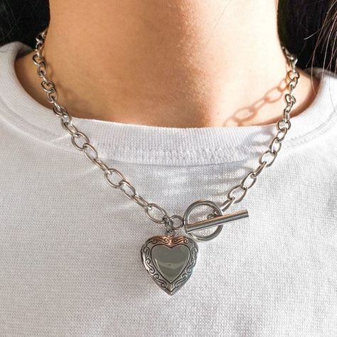 Love Locket, Necklace Girlfriend, Side Items, Necklace Photo, Heart Locket Necklace, Small Bracelets, Toggle Necklace, Photo Locket, Lovely Necklace