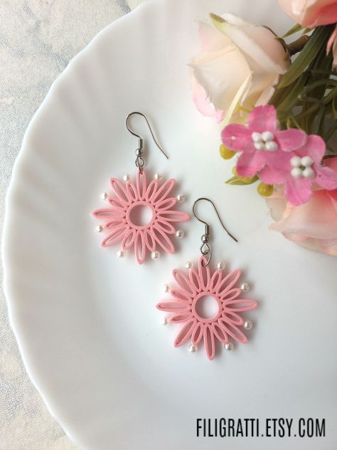 Love flaunting trendy handmade jewelry? Then these boho flower earrings will be the perfect pick. These pink dangling earrings make for a unique gift for women. #handmadejewelry #bohoearrings #flowerearrings #trendyearrings #giftforwomen Quilling Flower Earrings, Friend Ship Day Gift Ideas Diy, Paper Flower Earrings, Quiling Earings Ideas, Quilling Earrings Ideas, Quilling Earrings Easy, Quilling Earing Ideas, Quilling Earrings Unique, Quilling Ideas Unique