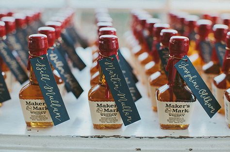 Tying escort cards to mini bottles of whiskey – a cool way to fuse favours with function. #wedding #favors Whiskey Wedding Favors, Elegant Bridal Shower Favors, Wedding Cake Strain, Whiskey Wedding, Wine Wedding Favors, Inexpensive Wedding Favors, Cheap Favors, Elegant Wedding Favors, Wedding Crashers