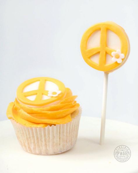 Peace sign cupcake and cake pop toppers. Peace Sign Cake, Decorated Cupcakes, Groovy Birthday, Fondant Toppers, Fondant Figures, Cake Pop, 7th Birthday, Cupcakes Decoration, Peace Sign