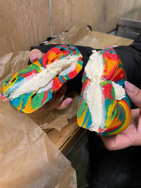 Rainbow bagel Bagel Aestethic, Jewish Bagels, Bagels Aesthetic, Food Truck Desserts, Rainbow Bagel, Rainbow Bagels, Rainbow Waffles, New York Bagel, Good Morning Breakfast