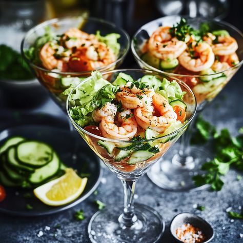 A modern twist on the classic prawn cocktail, this recipe layers crisp vegetables with succulent prawns and a zesty herb dressing. Perfect as a starter for gatherings or a light entrée, this dish combines creamy and tangy flavours with a hint of spice. Prawn Entree Recipes, Christmas Prawn Cocktail, Prawn Starter Recipes, Prawn Cocktail Presentation, Prawn Appetizers, Light Starters, Prawn Cocktail Recipe, Prawn Cocktails, Prawns Appetizers