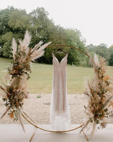 Boho Gold Circle Arch with Pampas grass at Farm at Bentley Fields. Photo: Megan Cassel Photography Circle Arch Backdrop Wedding, Boho Circle Backdrop, Circle Arch With Pampas, Dried Flower Circle Arch, Circle Arch For Wedding, Boho Wedding Circle Arch, Gold Circle Arbor Wedding, Pampas Grass Circle Arch, Diy Circle Arch Wedding