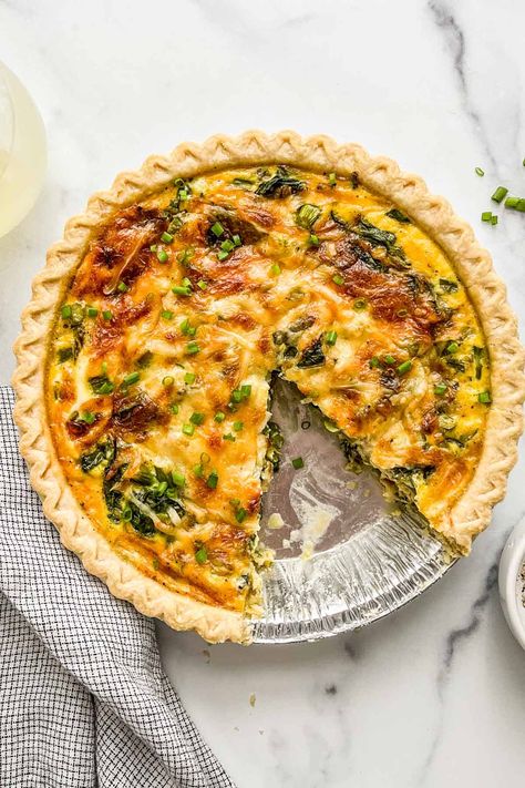 This delicious vegetable quiche with spinach and asparagus is a fantastic brunch recipe or light dinner. Best Quiche Recipe, Asparagus Quiche Recipes, Best Quiche, Vegetarian Quiche Recipes, Egg Quiche, Vegetarian Quiche, Vegetarian Brunch, Ham And Cheese Quiche, Spring Produce