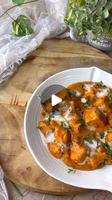 Neeti Jain on Instagram: "Jain Paneer butter masala 🤤  Preparation time:40min Serve: 4to5ppl  Ingredients used for frying paneer: •2tbsp butter •1tsp red chilli powder  •1/2tsp turmeric powder  •100gms paneer  •Kasuri methi   Ingredients used for gravy •5to6 tomato  •1/2cup soak cashews •Corainder stem •2tbsp butter •1 bay leaf  •1 cinnamon  •2 cardamom  •1tbsp green chilli  •1tbsp red chilli powder  •1/2tsp turmeric powder  •1/2tbsp Corainder powder  •Salt as per tast •1tsp garam masala •1tsp sugar •Fresh malai/ cream •Fresh coriander   #viral #tomato #chutney #jain #trending #indian #love #delicious #tamatar #thali #paratha #reels #reelitfeelit #foodreels #reelsexplore #indianfood #tasty #desikhana #food #tasteofindia #lunchideas #desifood #comfortfood #foodporn #love" Jain Paneer Butter Masala, Jain Paneer Recipe, Butter Paneer Masala, Butter Masala Recipe, Indian Love, Tomato Chutney Recipe, Kasuri Methi, Paneer Butter Masala, Jain Recipes