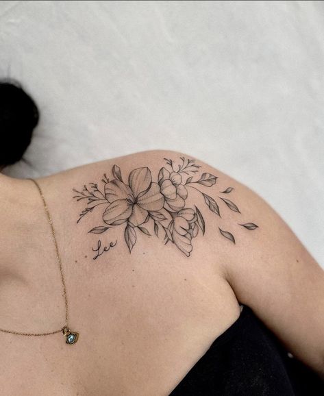 Front Shoulder Tattoo, Shoulder Tattoo Quotes, Shoulder Tattoo Ideas, Feminine Shoulder Tattoos, Front Shoulder Tattoos, Pretty Flower Tattoos, Floral Tattoo Shoulder, Beautiful Flower Tattoos, Flower Tattoo Shoulder