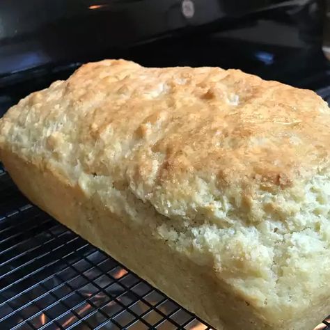 Beer Bread Recipe Tastefully Simple, Simple Beer Bread, Tastefully Simple Beer Bread, Granny Cake, Pumpkin Beer Bread, English Muffin Bread Recipe, Batter Bread, Beer Bread Easy, Cheesy Pull Apart Bread