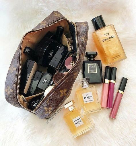 Penyimpanan Makeup, Perfume Chanel, Louis Vuitton Taschen, Parfum Chanel, Chanel Perfume, Chanel Makeup, Luxury Makeup, Makeup Storage, Vuitton Bag