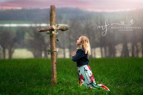 Children Easter photo shoot Outdoor Easter Pictures For Kids, Easter Cross Photoshoot, Easter Minis Photography Outdoor, Easter Pictures Family, Easter Minis Photography, Easter Photography Ideas, Easter Poses, Outdoor Photo Props, Easter Photo Shoot