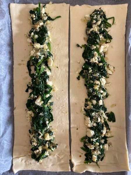 Spinach Feta Puff Pastry, Feta Puff Pastry, Puff Pastry Rolls, Kale Feta, Feta Pie, Pastry Rolls, Spinach Puff Pastry, Spinach Puff, Spinach Rolls