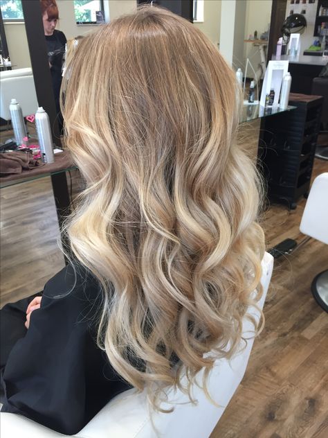 Warm Natural Balayage     Cut, color and style by me, Morgan Petersen at Sitara Salon and Style in Onalaska, WI. Instagram @morganlynnpetersen schedule appointments at (608)781-0924 Natural Balayage, Rambut Brunette, Balayage Color, Blonde Hair Inspiration, Balayage Hair Blonde, Blonde Hair Looks, Blonde Hair With Highlights, Brown Blonde Hair, Penteado Cabelo Curto