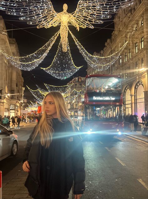 London In Winter Pictures, London Night Photoshoot, Christmas Lights Insta Pics, London Winter Photo Ideas, London Christmas Photo Ideas, London Pictures Ideas Winter, London Christmas Outfit, Street Lights Aesthetic, London Aesthetic Vintage