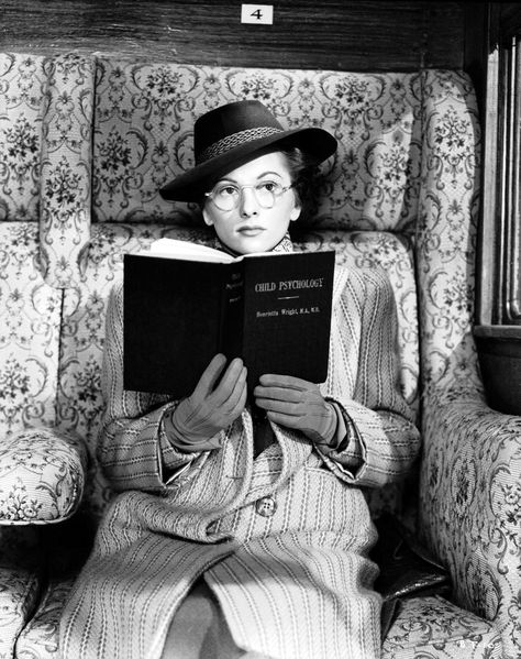 Joan Fontaine - SUSPICION Joan Fontaine, Claire Forlani, Hitchcock Film, Photos Black And White, People Reading, Groucho Marx, Fritz Lang, Olivia De Havilland, Child Psychology