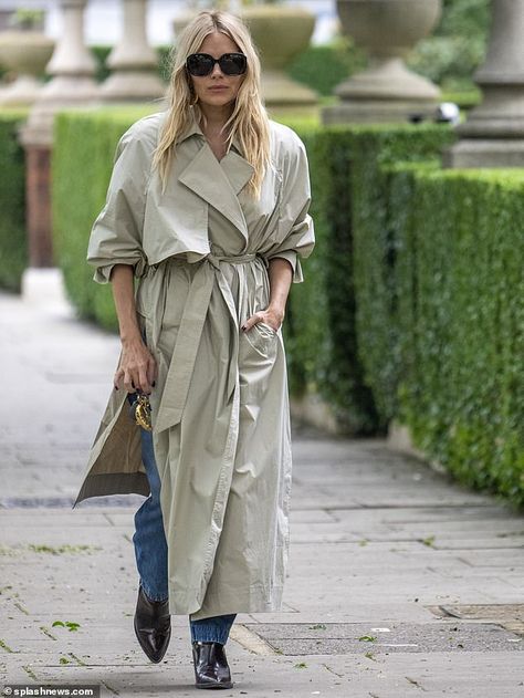 Siena Miller, Trench Coat Street Style, Sienna Miller Style, Black Tie Attire, Winter Styling, Oversized Trench Coat, Style Rut, Blue Mom Jeans, Effortless Outfit