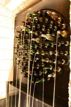 Cool fountain Wine Bottle Fountain, Wine Bottle Wall, Jungle Flowers, Bottle Wall, Bottle Water, Wall Fountain, Foto Tips, Wine Bottle Crafts, Backyard Fun