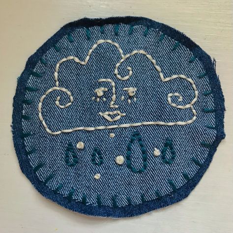 this is a patch i sewed together. Using an old pair of jeans, i stitched a cloud with a face and added raindrops down below Cloud Embroidery, Patchwork Diy, Embroidered Quilts, Pink Clouds, Embroidery Patch, Embroidery Patches, Rain Drops, Diy Inspiration, Fashion Killa