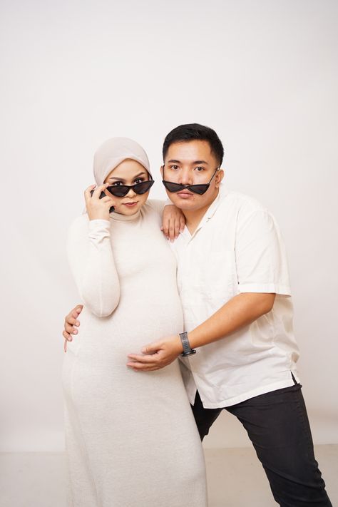 Maternity Shoot Hijab Studio, Pose Prewedding, Pregnancy Outfit, Pre Wedding Photoshoot Outfit, Maternity Ideas, Maternity Shoots, Studio Photography Poses, Maternity Inspiration, Maternity Photography Poses