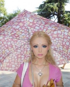 Valeria Lukyanova: The Ukraine's original, creepily accurate, living Barbie doll. Styling Women, Valeria Lukyanova, Living Barbie, Living Dolls, Plastic Surgery, Barbie Doll, Surgery, Dolls