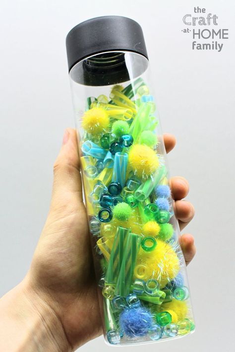 Pom Pom Sensory Bottle, Diy Sensory Toys, Indoor Toddler Activity, Diy Sensory, Rain Sticks, Sensory Bottle, Infant Sensory Activities, Easy Toddler Crafts, Slime Recipes