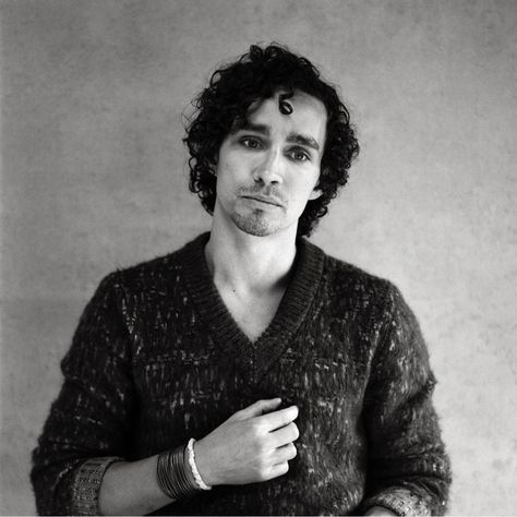 Robert Sheehan Aesthetic, Robert Sheehan, Pookie Wookie, Irish Actors, Under My Umbrella, Still In Love, Gorgeous Eyes, Umbrella Academy, Man Crush