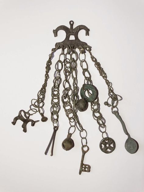 Ancient to Medieval (And Slightly Later) History - Viking Bronze Amulets, c. 800-1000 AD, Found in... Female Vikings, Viking Jewellery, Viking Garb, Upcycle Clothing, Viking Reenactment, Viking Dress, Ancient Jewellery, Norse Jewelry, Viking Culture