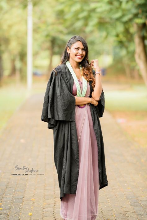 Convocation Outfit Graduation Indian, Convocation Saree Ideas Graduation, Saree Graduation Look, Indian Graduation Outfits, Graduation Saree Outfit Ideas, Graduation Outfit Ideas Indian, Graduation Saree Ideas, Convocation Saree Ideas, Convocation Poses